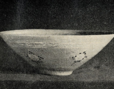 Рис. 13. Селадоновая чаша с инкрустацией из захоронения 1159 г. Диаметр 16,8 см. Национальный музей Кореи. Сеул